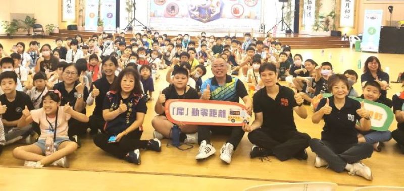 玩中學自救 新北消夏令營闖關實作防災 14 《圖說》新北消第七大隊「小小學童消防夏令營」合影。〈第七大隊提供〉