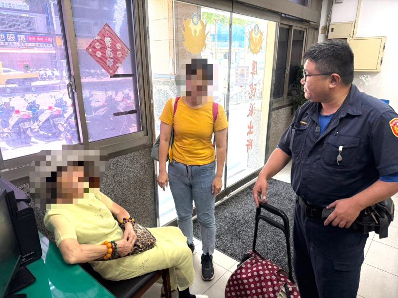 8旬婦外出體力不支癱坐路旁 三重警耐心查身分助返家 6 《圖說》家屬趕到派出所看到母親平安無恙,放下懸著的一顆心,連聲向警方道謝。〈三重分局提供〉