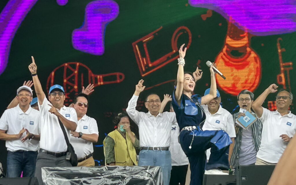 新北印尼移工文化嘉年超炸 印尼神團SO7吸引超過2萬名粉絲朝聖 9 %E5%80%99%E5%8F%8B%E5%AE%9C%E5%B8%82%E9%95%B7%E8%88%87%E5%8D%B0%E5%B0%BC%E7%9F%A5%E5%90%8D%E5%A5%B3%E6%98%9F Wika Salim%E5%90%8C%E5%8F%B0%E8%B7%B3%E8%88%9E