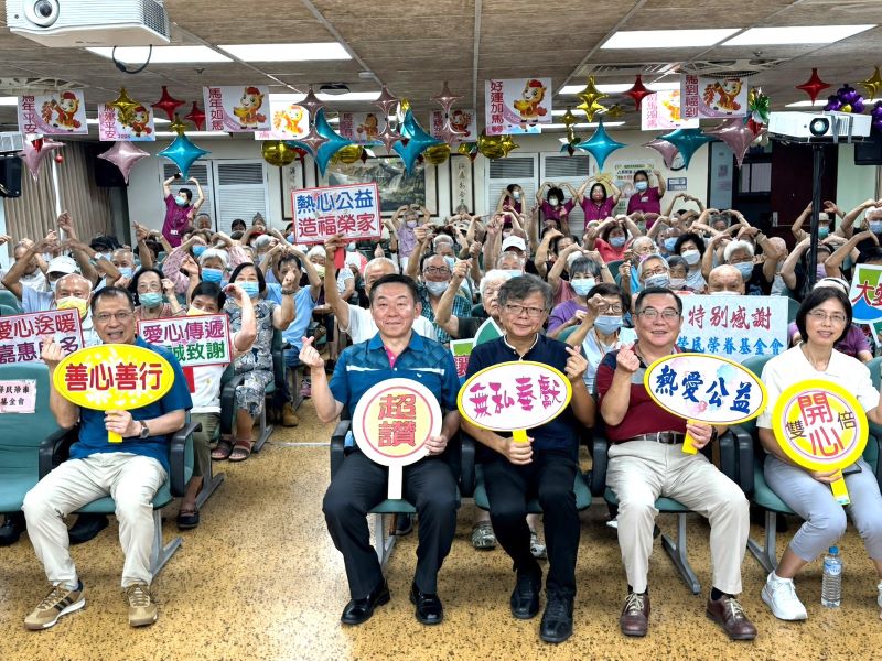 榮民榮眷基金會慰訪八德榮家 戲曲歌舞表演傳遞溫馨 11 《圖說》八德榮家家主任(右3)與榮民榮眷基金會秘書長(左2)偕同住民長輩開心合影,眾人臉上洋溢燦爛笑容,共同為「大愛永傳.讓善循環」公益活動留下溫馨美好的紀念。〈八德榮家提供〉