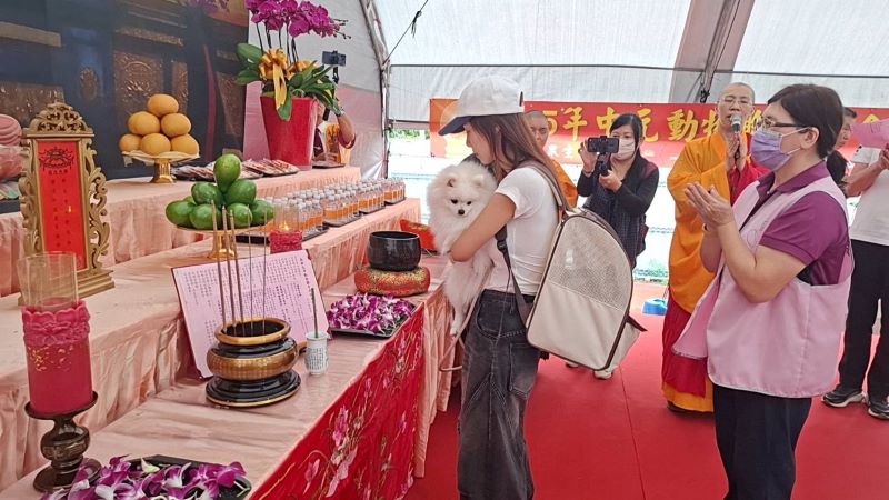 追思毛寶貝也為眾生祈福 新北中元動物聯合法會倡友善共存 26 《圖說》飼主帶寵物祈福,象徵對生命的珍愛與善待。〈動保處提供〉