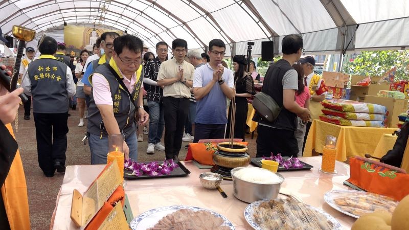 為在世、往生毛寶貝祈福 新北8/25法會即起報名 15 《圖說》參加民眾上香資料照片。〈動保處提供〉