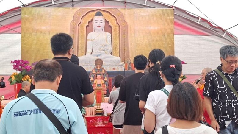 追思毛寶貝也為眾生祈福 新北中元動物聯合法會倡友善共存 25 《圖說》百位飼主參加中元動物聯合法會。〈動保處提供〉
