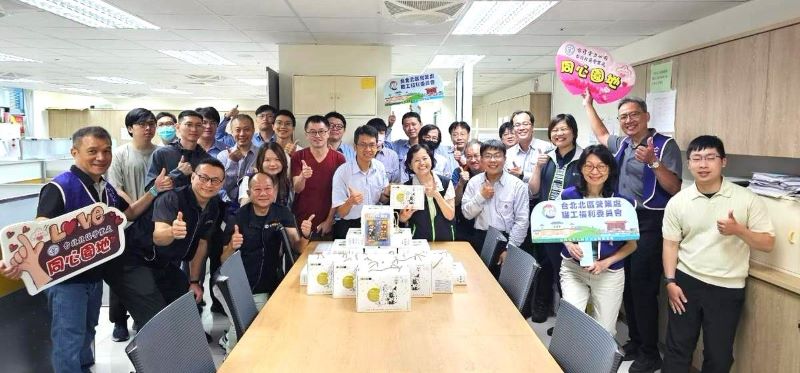 迎台電80周年慶父親節 北北區處送暖感謝同仁堅守崗位 24 《圖說》處長許一女向各單位同仁致意,感謝大家一年來的付出三。〈北北區處提供〉