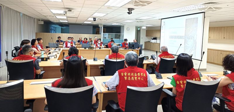 白海豚逼近 台電北北區處超前部署防颱搶修量能 13 《圖說》北北區處長許一女〈左三〉主持防颱整備會議。〈北北區處提供〉