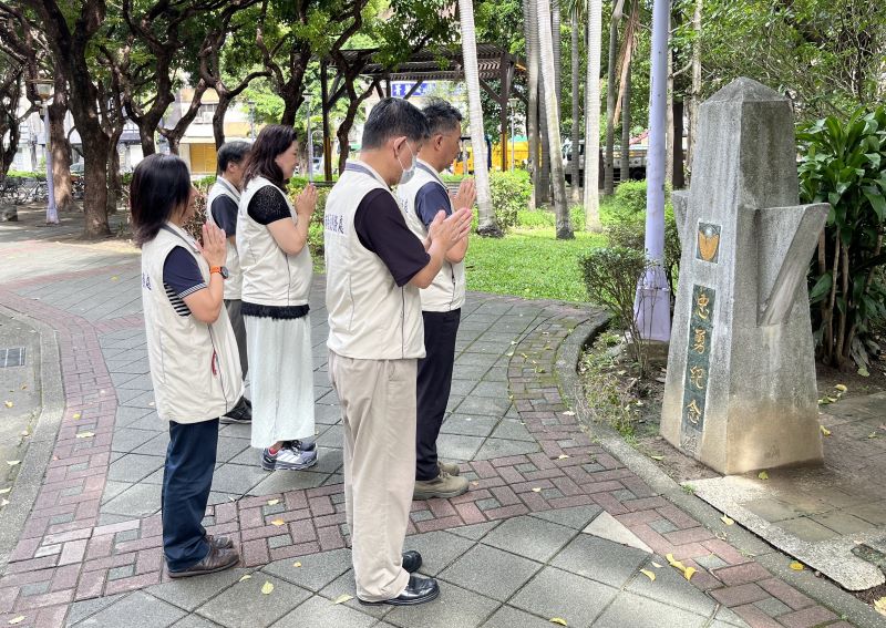 緬懷榮民先賢奉獻 新北榮服處中元祭悼慎終追遠 18 《圖說》處長陳立中(右一)率同仁於介壽公園忠勇紀念碑前緬懷因公殉職的警察先烈。〈新北市榮服處提供〉