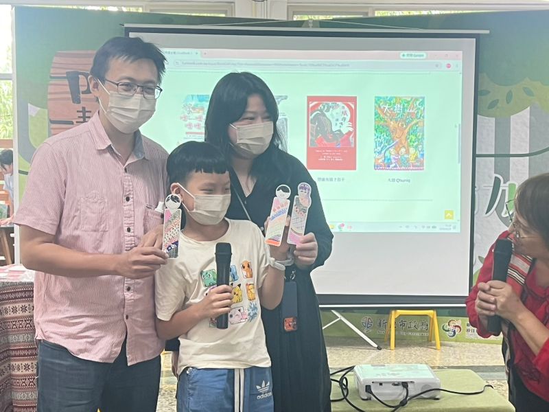 從一匹布讀懂泰雅文化 卓惠美帶親子走進雙語繪本世界 17 《圖說》小朋友展示親手完成的泰雅圖騰書籤,在創作中留下難忘的文化體驗。〈原民局提供〉