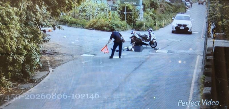 75歲騎士遭撞「想睡覺」 中和警助清醒把握20分鐘救命關鍵 13 《圖說》員警於現場布置警示牌。〈中和分局提供〉