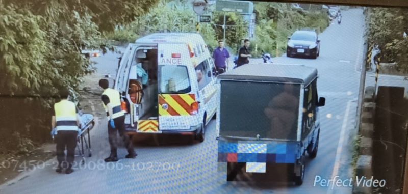 75歲騎士遭撞「想睡覺」 中和警助清醒把握20分鐘救命關鍵 14 《圖說》救護車趕抵現場。〈中和分局提供〉