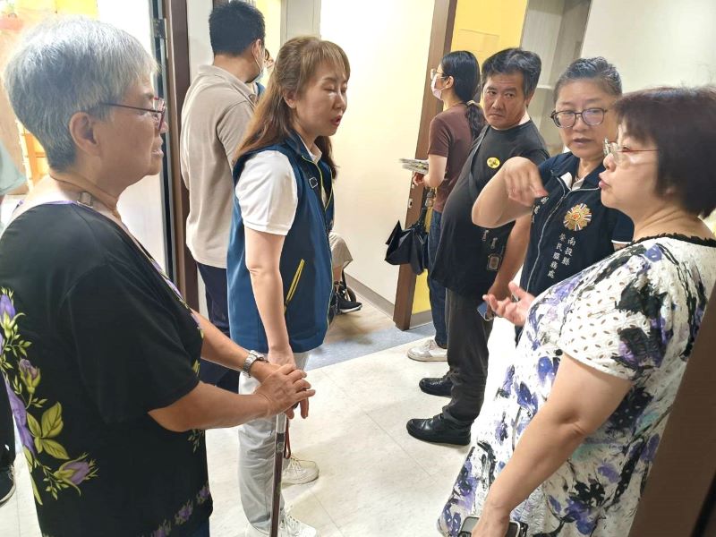 守護失智榮民 南投榮服處多方攜手全面應援 8 《圖說》雲林榮家張筱貞主任(右1)親自迎接榮民陳奶奶。〈南投榮服處提供〉