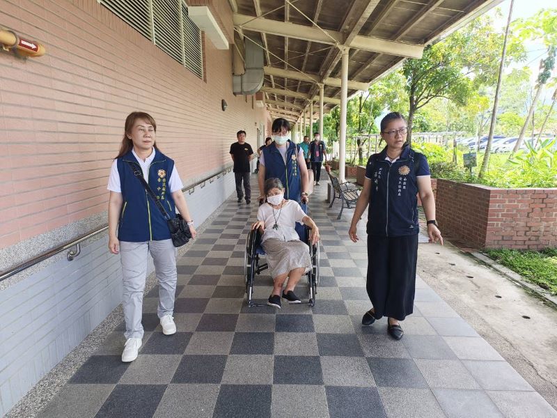 守護失智榮民 南投榮服處多方攜手全面應援 9 《圖說》陪伴榮民陳奶奶了解失智園區的生活環境。〈南投榮服處提供〉