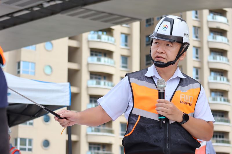 淡北道路施工微幅超前 侯:拚118年6月主線優先通車 24 《圖說》工務局長馮兆麟簡報說明淡北道路各工區進度。〈工務局提供〉