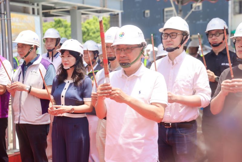 汐止生活新據點 中正市場上梁 力拚年底啟用 8 《圖說》汐止中正公有零售市場今日舉行上梁典禮,由新北市長侯友宜主持,祈求工程順利,力拚今年底完工啟用,左二經發局長盛筱蓉。〈市場處提供〉