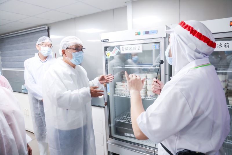 開學免費營養午餐上路 侯友宜視察團膳強調食安不能打折 5 《圖說》市長侯友宜巡視團膳廠區,了解作業環境安全及衛生管理情形。〈教育局提供〉
