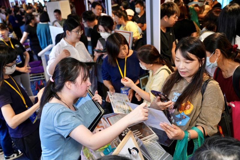 集結30個跨域攤位 新北把「AI神隊友」搬進市集 20 《圖說》教師現場體驗AI工具並交流教學實作經驗二。〈教育局提供〉