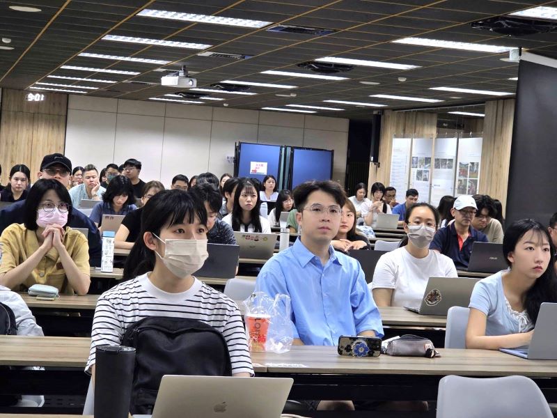 新教師開學前先充電 新北五大職前課程助安心上手 12 《圖說》新進教師投入多元研習與實務交流,充實教學專業,迎接新學年度。〈教育局提供〉