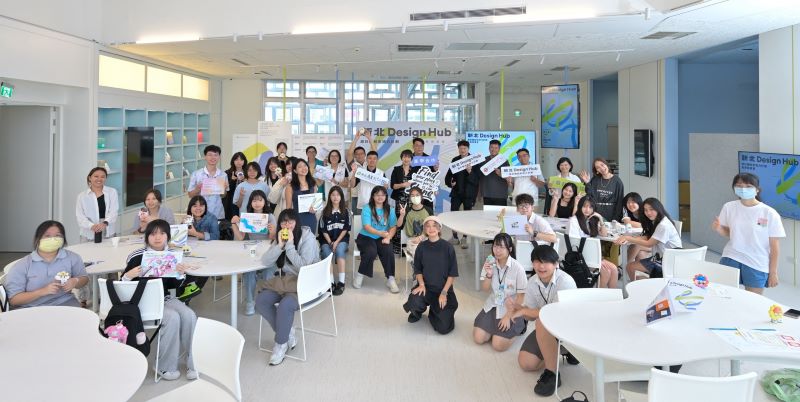 《圖說》新北Design Hub成果發表會參與團隊齊聚合影，展現青年創意能量。〈教育局提供〉