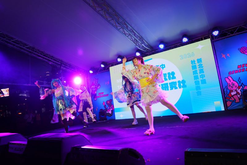 「當大人高校祭」變身青春派對 萬人同樂嗨翻市民廣場 29 《圖說》新北高中日本文化研究社結合Cosplay、舞蹈與御宅藝。〈教育局提供〉