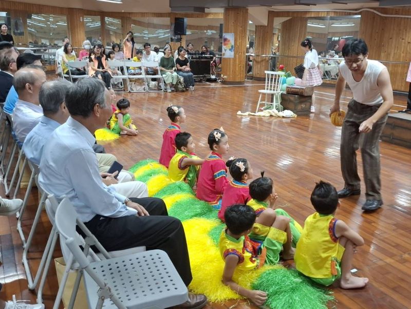 打開記憶皮箱理解長輩 新北祖父母節行動劇進校園 6 《圖說》果陀劇場以「記憶的皮箱」串起故事,透過「遺忘怪獸」情節,引導家人理解長輩的改變。〈教育局提供〉