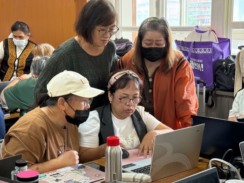 AI走進族語課堂 新北100位教師暑期研習共學 14 《圖說》泰雅族語專職族Pawzi Yukih偕同老師一起使用AI共備數位學習課程。〈教育局提供〉