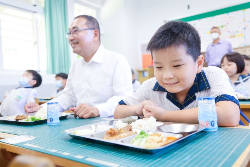 免費營養午餐開學日上桌 侯:免費但品質不能打折 教育局兵分314校查食安 6 《圖說》從供餐、食安到菜色品質全面掌握,讓孩子吃得安心又健康。〈教育局提供〉