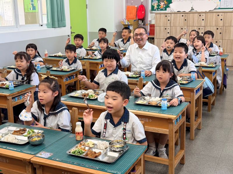 免費營養午餐開學日上桌 侯:免費但品質不能打折 教育局兵分314校查食安 7 《圖說》市長侯友宜開學日特別走進校園關心供餐情形,與學童一同用餐,品嘗融入在地食材的特。〈教育局提供〉