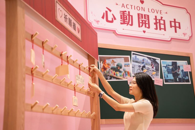 新北市府變身影視打卡熱點 「新北Action!」打卡抽好禮追劇迷別錯過 9 《圖說》各展區結合布景設計影視場景翻翻樂、月老祈願牆及情境打卡拍照等各式互動體驗。〈新聞局提供〉