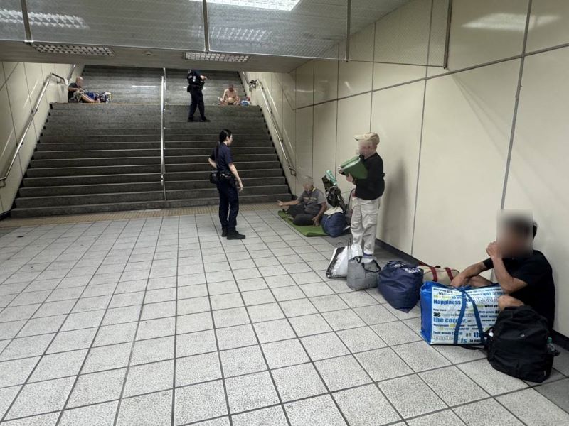強化熱點巡守 板橋警啟動街友專案兼顧關懷安置 16 《圖說》對於有滋事疑慮、影響公共秩序、市容或衛生情形者,依法予以約制、勸離,降低治安風險。〈板橋分局提供〉