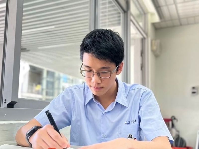 分科測驗成績亮眼 新北學子拚戰有成錄取率逾九成 8 《圖說》南山高中何品學同學把握分科測驗最後40天全力衝刺,成功錄取國立臺灣大學牙醫學系。〈教育局提供〉