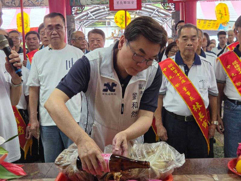 大墓公中元祭典傳承百年 劉和然參拜祈福盼新北平安順遂 11 《圖說》副市長劉和然斟酒追思先賢、安撫孤魂,誠心祈求國運昌隆、物阜民豐。〈民政局提供〉