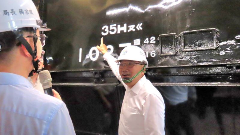 走讀礦山記憶、傾聽地方需求 侯友宜瑞芳座談強化山海城市韌性 7 《圖說》侯友宜市長視察瑞三鑛業整煤場,由觀旅局長楊宗珉進行工程簡報。〈民政局提供〉