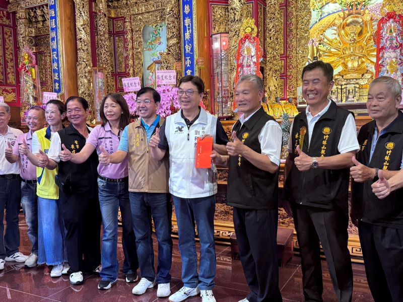 《圖說》劉和然於竹林山觀音寺參香祈福，並向參與活動的父親們獻上祝福，祝賀父親節快樂，右五民政局帳林耀長。〈民政局提供〉