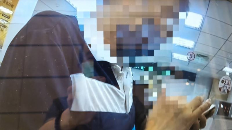 砸1400萬買3公斤黃金 永和警銀聯手攔詐6旬男免破財 11 《圖說》李男同意員警查看手機。〈永和分局提供〉