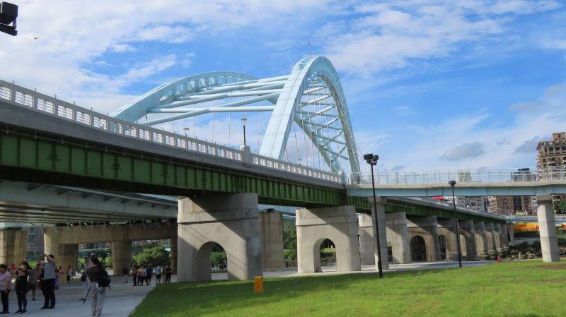 侯友宜走訪永和督導建設 永平國小操場啟用、川端橋打造雙北藝文新廊帶 8 《圖說》永和博愛藝術街廓及中正橋下周邊環境整合工程,打造兼具人文氣息與休閒功能的親水走讀廊道,展現城市新風貌。〈民政局提供〉