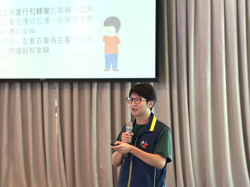 Mega50邀家扶童共享「小小食光」 海山警宣導安全寓教於樂 16 《圖說》家防官陳彥甫向小朋友們宣導交通安全知識。〈海山分局提供〉