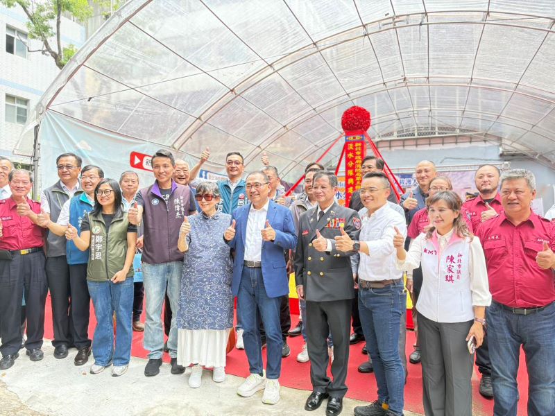 強化救災量能 淡水消防分隊新廳舍動土導入AI搶20秒 6 《圖說》淡水分隊動土典禮來賓合照,前排右四消防局長陳崇岳。〈消防局提供〉