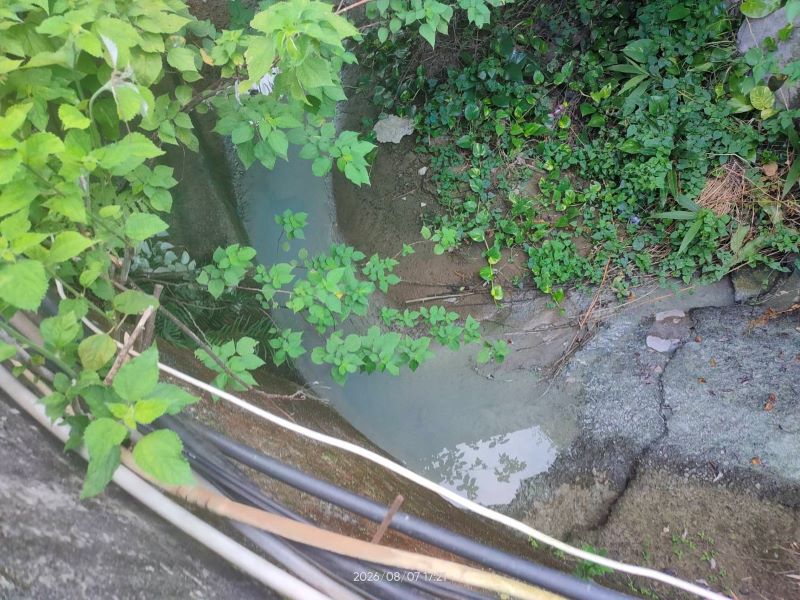 油漆刷具廢水污染五股坑溪 工程行最高罰300萬 5 《圖說》五股坑溪坑溪遭油漆廢水污染呈白色混濁狀。〈環保局提供〉