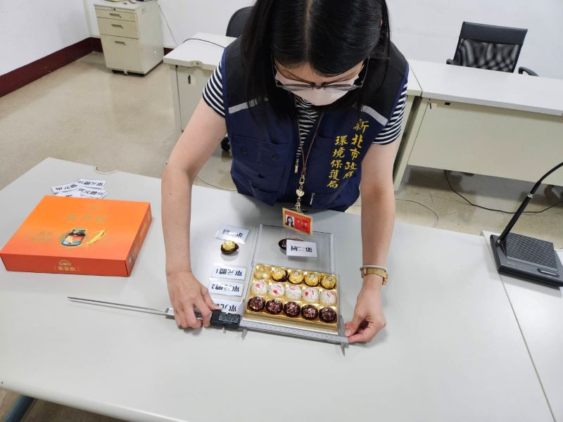 七夕送禮愛意不浪費 新北稽查禮盒122件全數合格 6 《圖說》資源循環推動法及限制產品過度包裝,管制糕餅、化粧品、酒、加工食品及電腦程式著作光碟等5類產品包裝層數及包裝體積比值。〈環保局提供〉