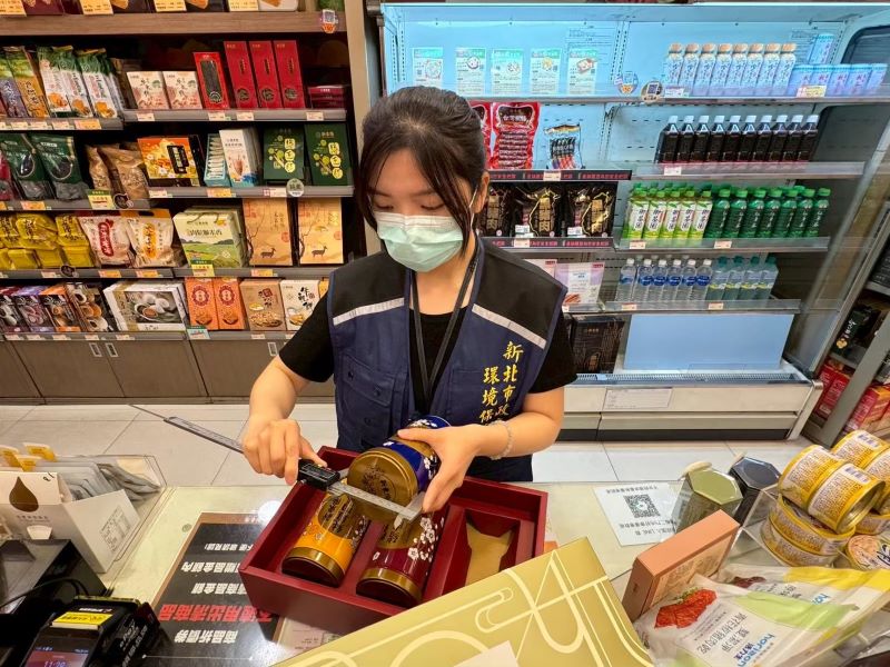 七夕送禮愛意不浪費 新北稽查禮盒122件全數合格 5 《圖說》新北市環保局針對轄內各大通路販售之禮盒進行「限制產品過度包裝」稽查。〈環保局提供〉