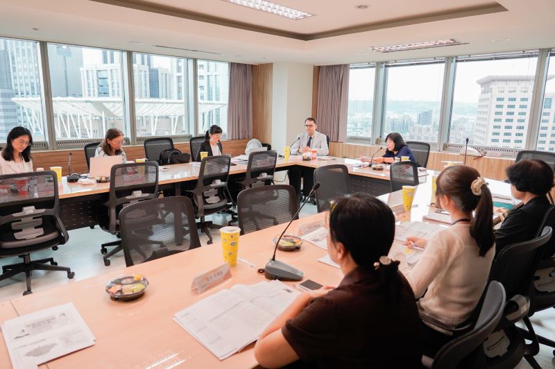 安卡拉學者取經新北托育制度 肯定保母納管盼借鏡台灣經驗 12 《圖說》土耳其安卡拉大學人文社會科學院社會系人口政策專家Sutay YAVUZ教授(中),於日前拜訪新北市並進行交流。〈社會局提供〉