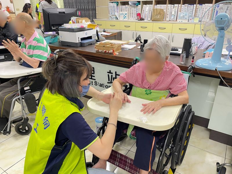 「一企趣服務」打造共好模式 企業投入公益不只出資出力 27 《圖說》當天企業志工們個別與住民話家常、傾聽長者生命故事,不僅讓現場洋溢溫馨氛圍,也藉此增進世代間的交流。〈社會局提供〉
