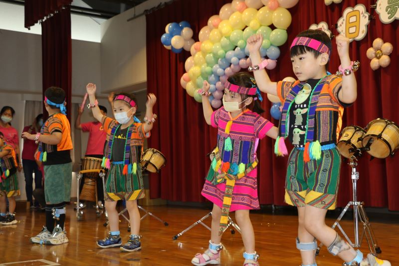 帶著愛與自信出發 八里愛心教養院18位慢飛天使畢結業 15 《圖說》慢飛天使表演活潑的《那魯ONE情歌》。〈社會局提供〉
