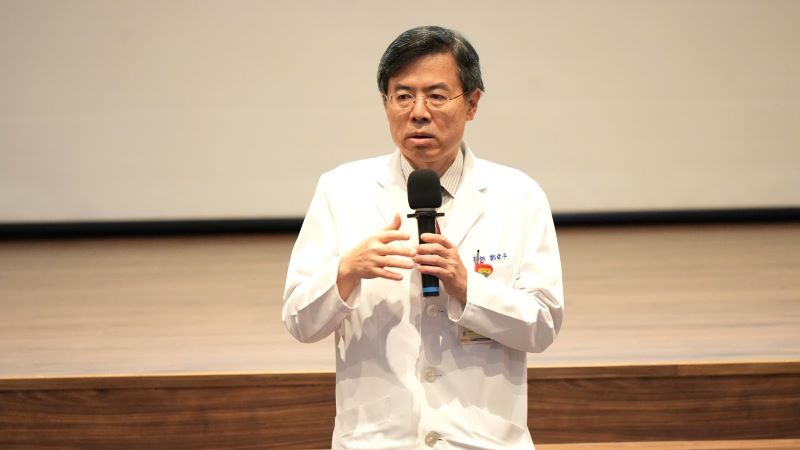 病床、感染、病歷一站掌握 臺北醫院數位升級打造智慧醫療 7 《圖說》臺北醫院鄭舜平院長表示,數位整合中心協助管理團隊提早應變病床與人力等資源配置,也減輕第一線醫護人員行政負擔。〈臺北醫院提供〉