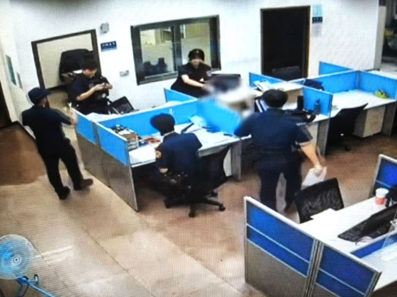 《圖說》分局長陳保緒〈左一〉到所發現同仁正受理案前上前關心。〈新莊分局提供〉