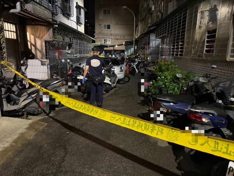 拒檢一路逃 死巷倒車猛衝員警 新莊警開6槍制伏2人 21 《圖說》現場封鎖線。〈新莊分局提供〉