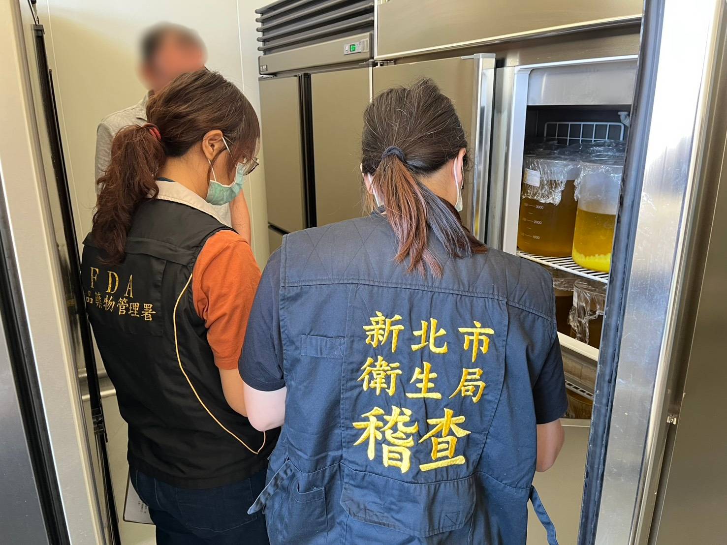 苦茶油驗出苯駢芘超標 農七十自主通報已售出131瓶 6 《圖說》衛生局稽查情形。〈衛生局提供〉