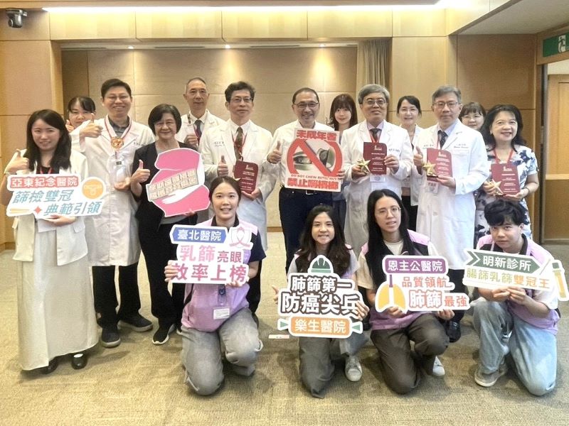 《圖說》侯友宜市長表揚防癌尖兵，新北與醫護團隊攜手維護市民健康，左三為衛生局長陳潤秋。〈衛生局提供〉
