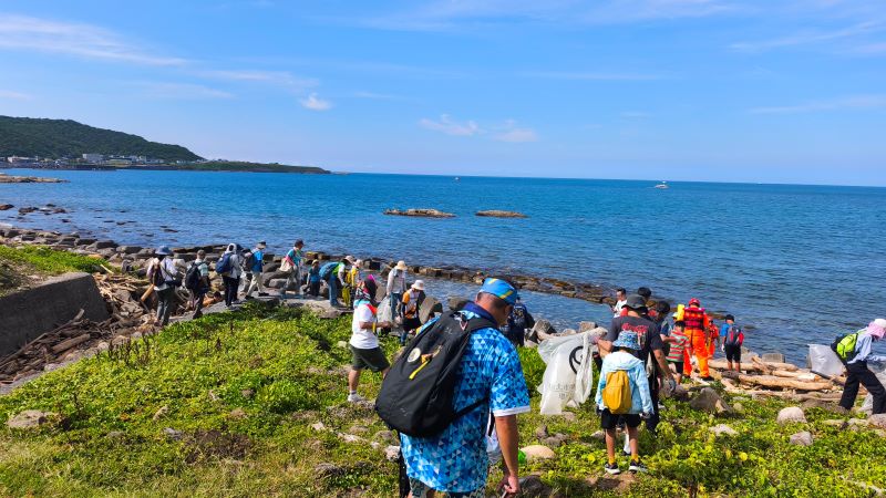寓教於行 百人淨灘守護深澳海岸清出185公斤海廢 20 《圖說》大小朋友齊心協力撿拾海洋廢棄物,以實際行動展現環保成果,傳遞低碳永續理念。〈觀旅局提供〉