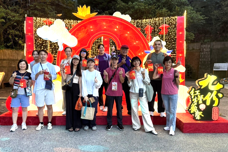 《圖說》請民眾把握暑假最後時光，走訪九份欣賞夜間燈飾，感受山城夏夜的獨特魅力。〈觀旅局提供〉