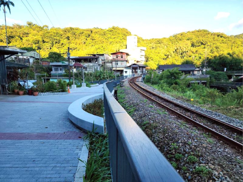山林建設兼顧品質與永續 新北兩工程獲國家卓越建設獎 8 《圖說》嶺腳廣場-順應鐵道曲率營造線性景觀、透水磚兼顧排水、人本、低維管。〈觀旅局提供〉